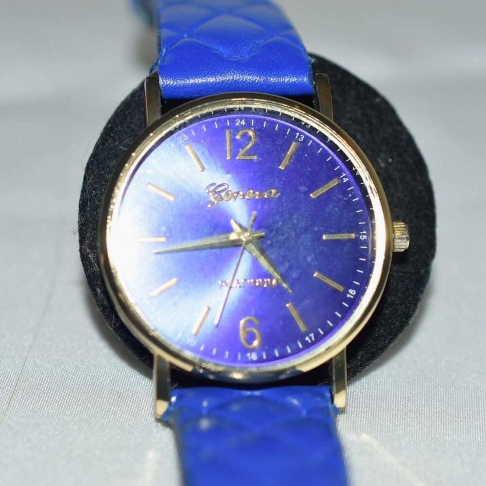 Casual Geneva Platinum Blue Face/ Quilted Faux Leather Band New Battery 8" Watch